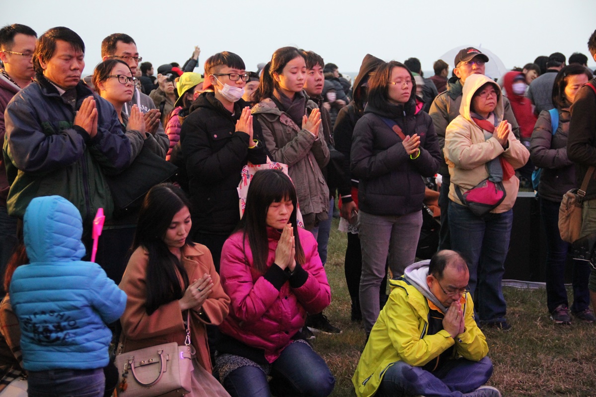 On-site visitors participate in a one-minute peaceful ritual