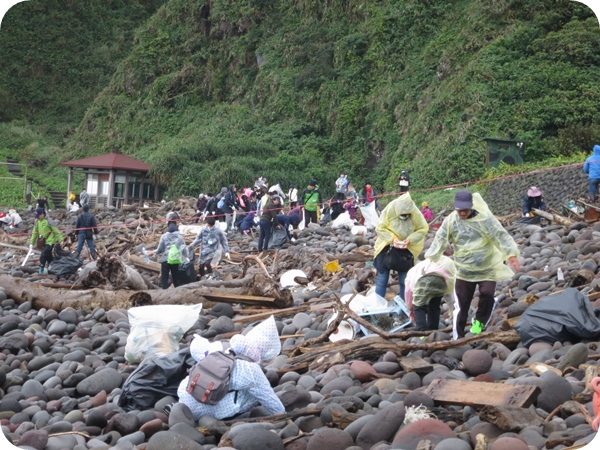 Aktivitas Pantai Bersih Pulau Kumsan pada 28 Februari 2006