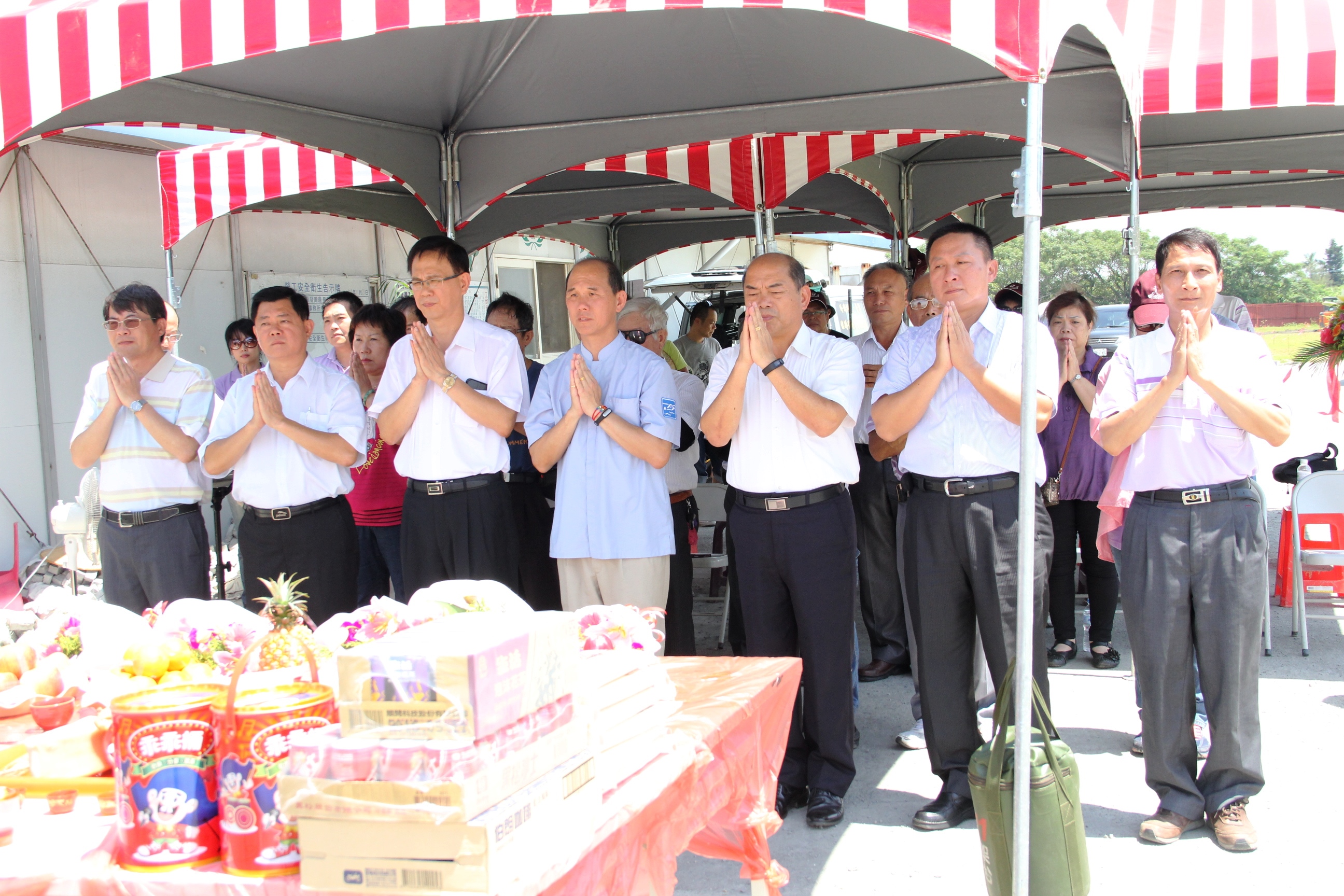 由處長方正光(中)帶領相關單位長官貴賓進行壯圍旅遊服務園區開工祭祀祝禱儀式