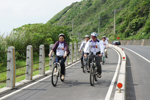 賴局長 許處長共騎環狀線自行車道