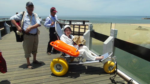 輪椅導遊黃欣儀為大家示範沙灘車的正確使用方式