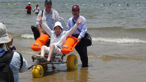 輪椅導遊黃欣儀為大家示範沙灘車的正確使用方式
